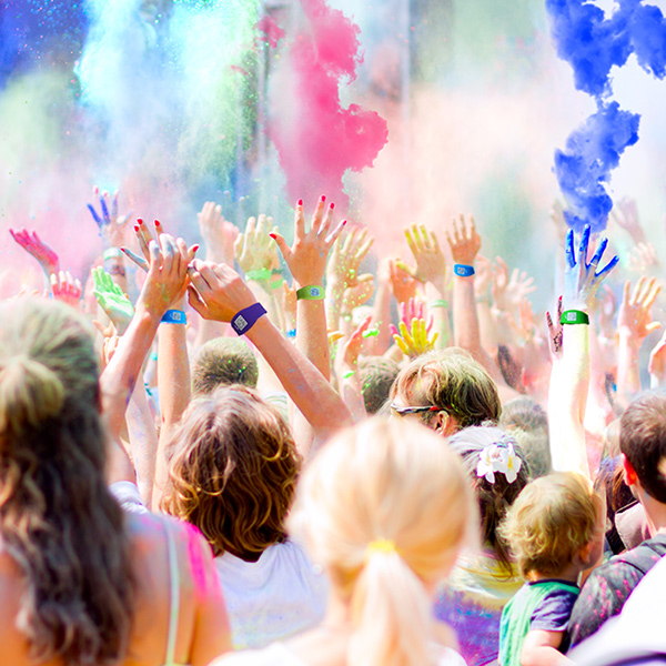 Festivaliers avec des bracelets Fyve