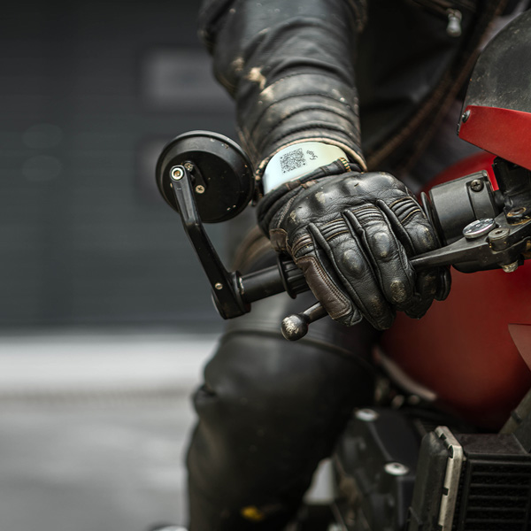 Motard avec un bracelet Fyve